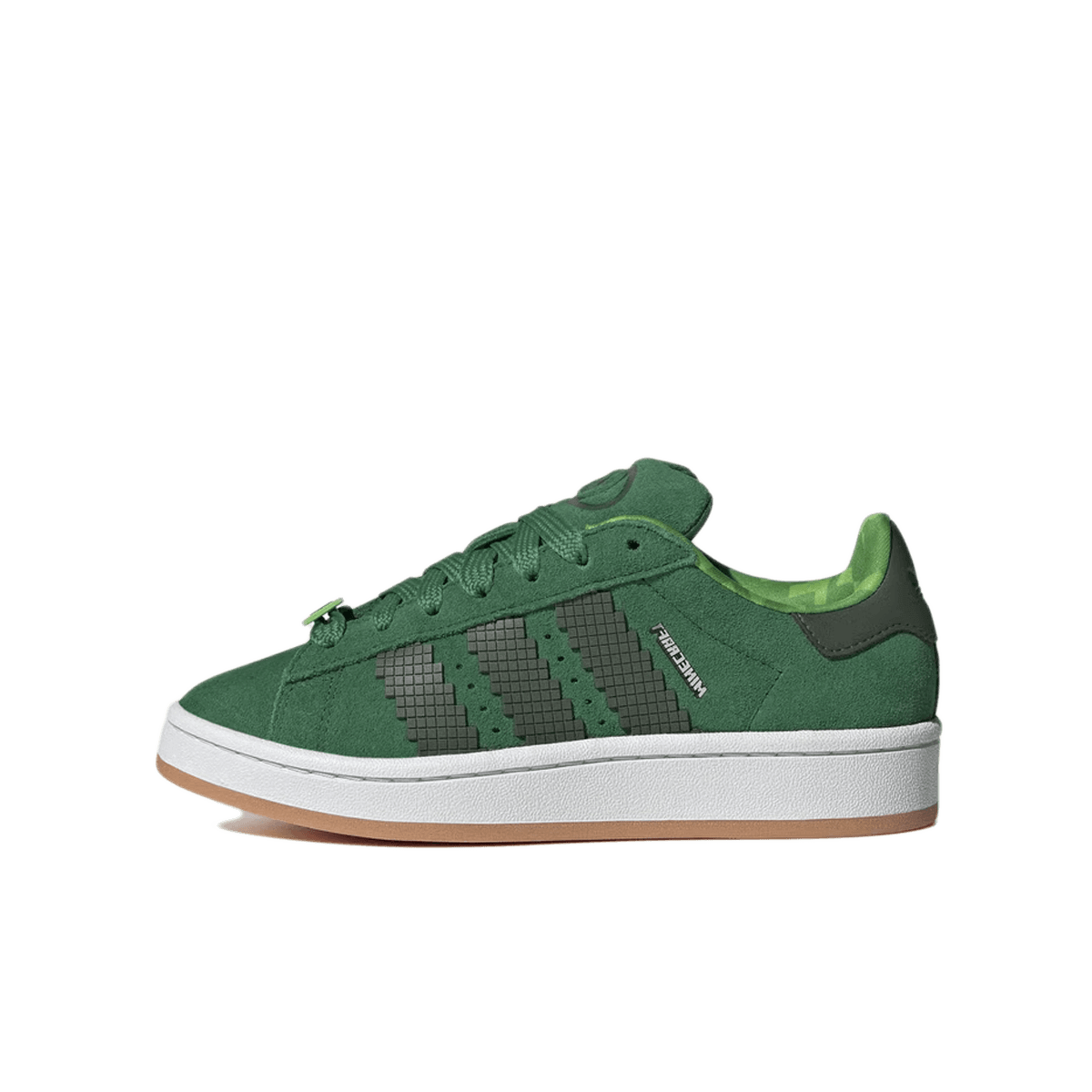 Adidas Campus 00s Minecraft Creeper (GS) – zijaanzicht van de sneaker met groene creeper-accenten en zwarte suède basis via Snrkickz