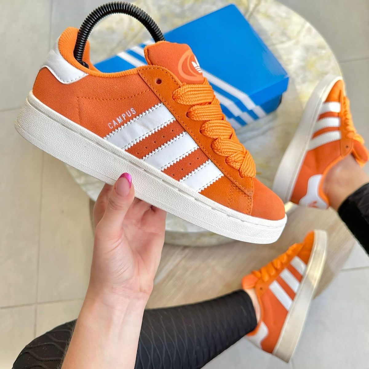 adidas Campus 00s GS ‘Orange Gum’ – Grade School-pasvorm gedragen met skinny jeans en kleurrijke socks voor een speelse streetwear look