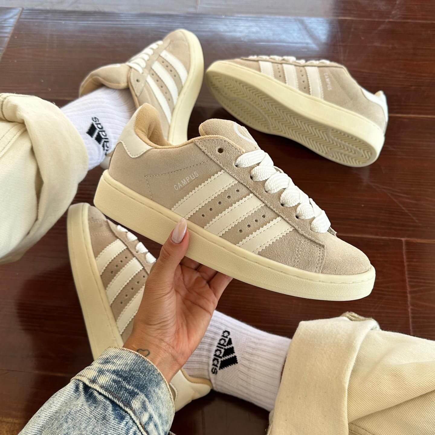 adidas Campus 00s GS Wonder White/Cloud White – detail van tong-label en hielbadge met Trefoil-logo, perfect voor kids