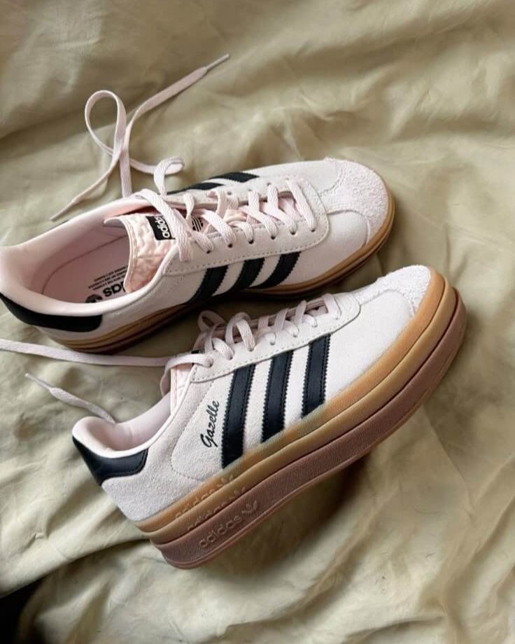 Adidas Gazelle Bold Wonder Quartz Black Gum – tonglabel met metallic Trefoil-logo en zwartleren hieltab