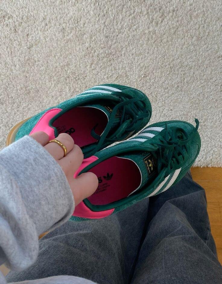 Adidas Gazelle Indoor Collegiate Green Lucid Pink – tonglabel met Trefoil-logo in wit, plus contrasterende hieltab in roze leer