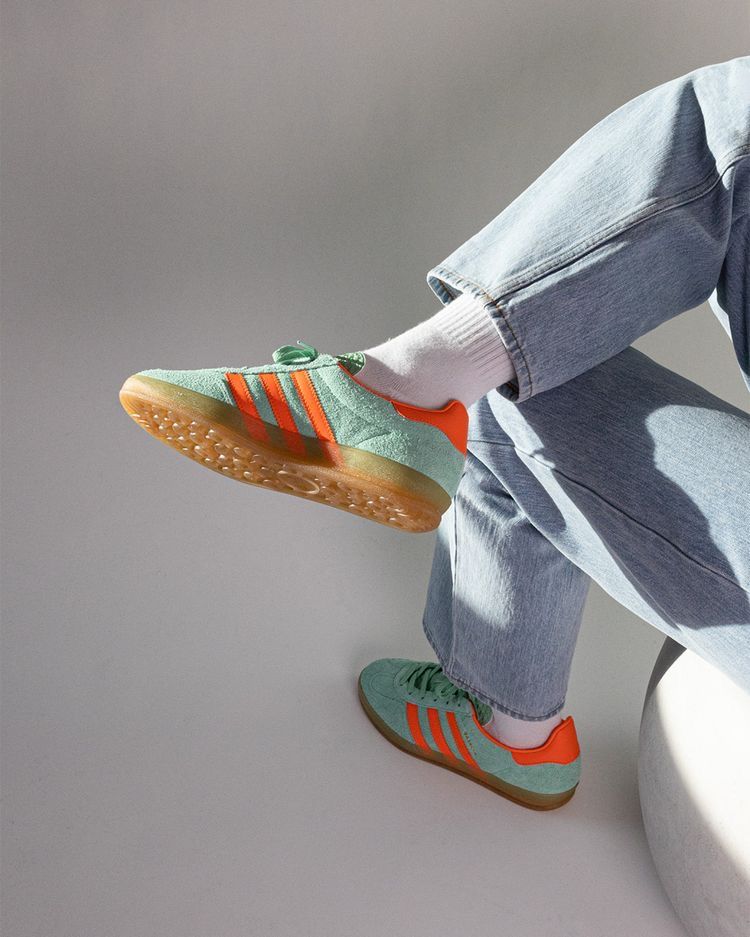 adidas Gazelle Indoor Pulse Mint – close-up van fijn suède textuur en subtiele perforaties op mintsuède overlay met gum outsole