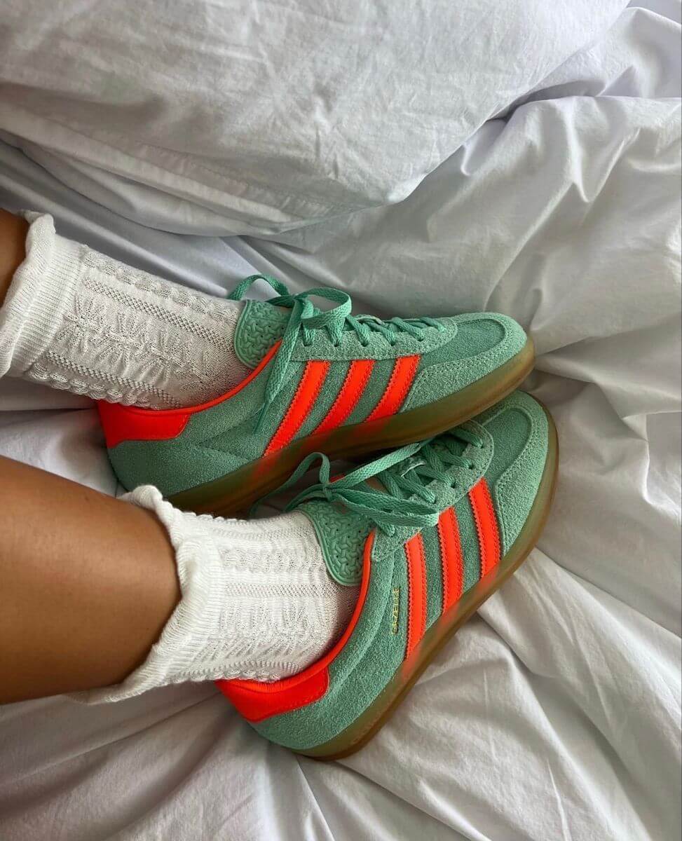 adidas Gazelle Indoor Pulse Mint – detail hielbadge en tonglabel met witte Trefoil-logo en mintsuède accent