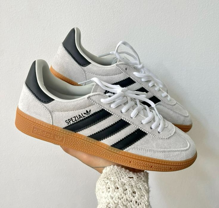 Adidas Handball Spezial Aluminum Core Black – gedragen met zwarte tapered pants en lichtgrijs sweatshirt voor een clean streetwear fit
