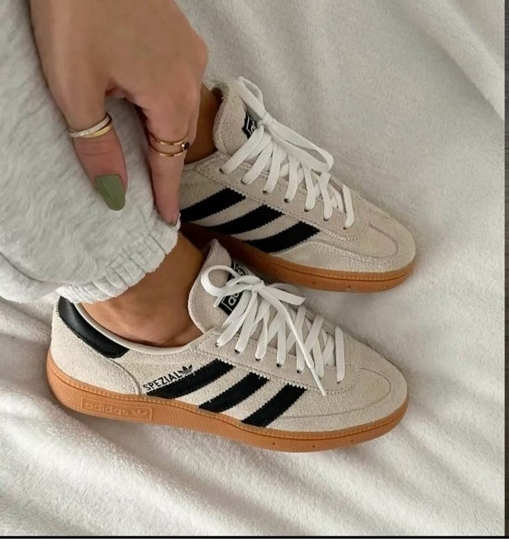 Adidas Handball Spezial Aluminum Core Black – tonglabel met wit Trefoil-logo en zwarte hieltab met retro afwerking