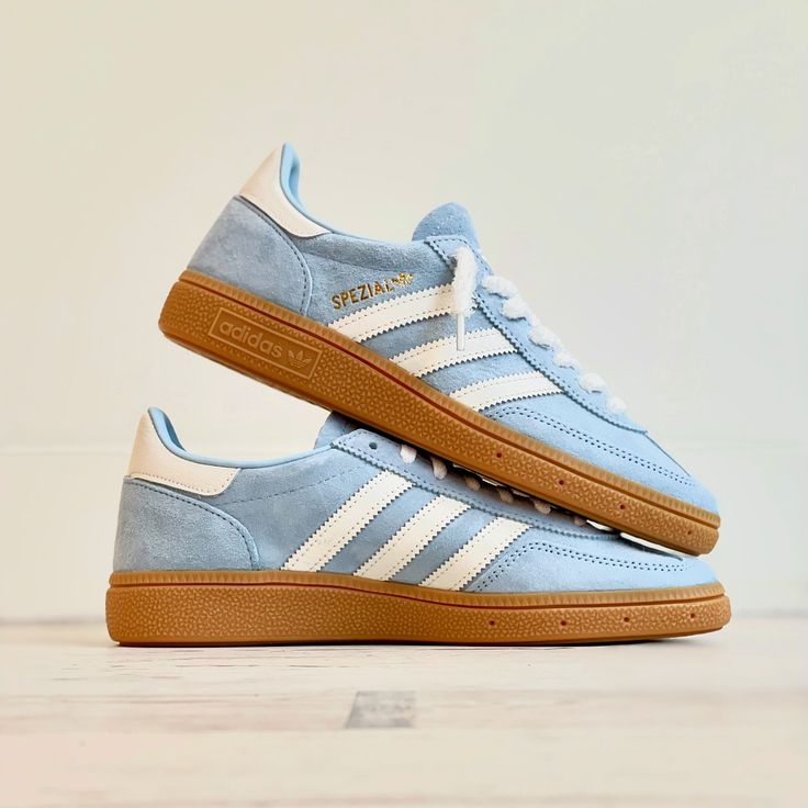 Adidas Handball Spezial Clear Sky (Women's) – gedragen in zomerse fit met witte shorts en cropped pastel top