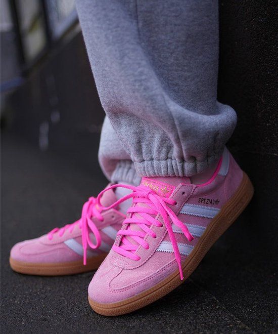 Adidas Handball Spezial Lucid Pink – close-up van zachte suède textuur in Lucid Pink met wit leren detail en goudkleurig Spezial-logo