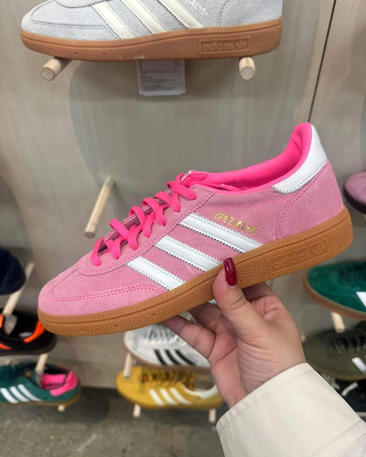 Adidas Handball Spezial Lucid Pink – gedragen in casual outfit met vintage jeans en witte sokken voor een sportieve retro look