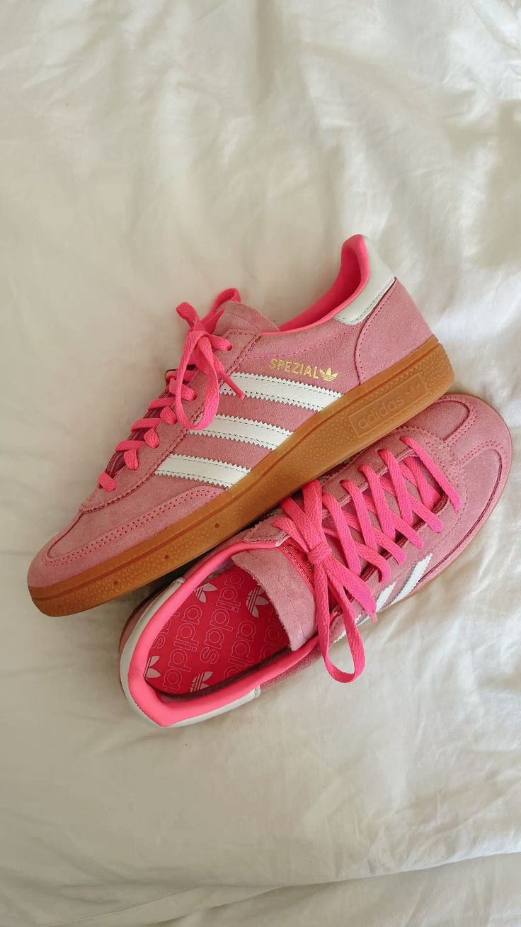 Adidas Handball Spezial Lucid Pink – tonglabel met Trefoil-logo en hieltab in wit leer, afgewerkt met retro branding