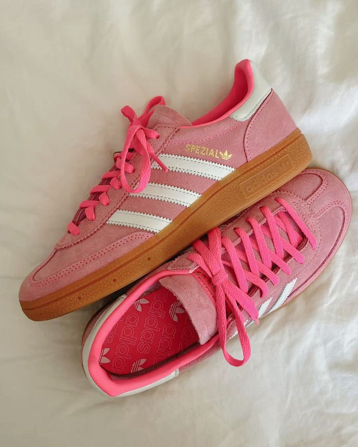 Adidas Handball Spezial Lucid Pink – tonglabel met Trefoil-logo en hieltab in wit leer, afgewerkt met retro branding