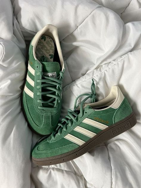 Adidas Handball Spezial Preloved Green White – gedragen in casual fit met off-white broek en gewassen denim jack