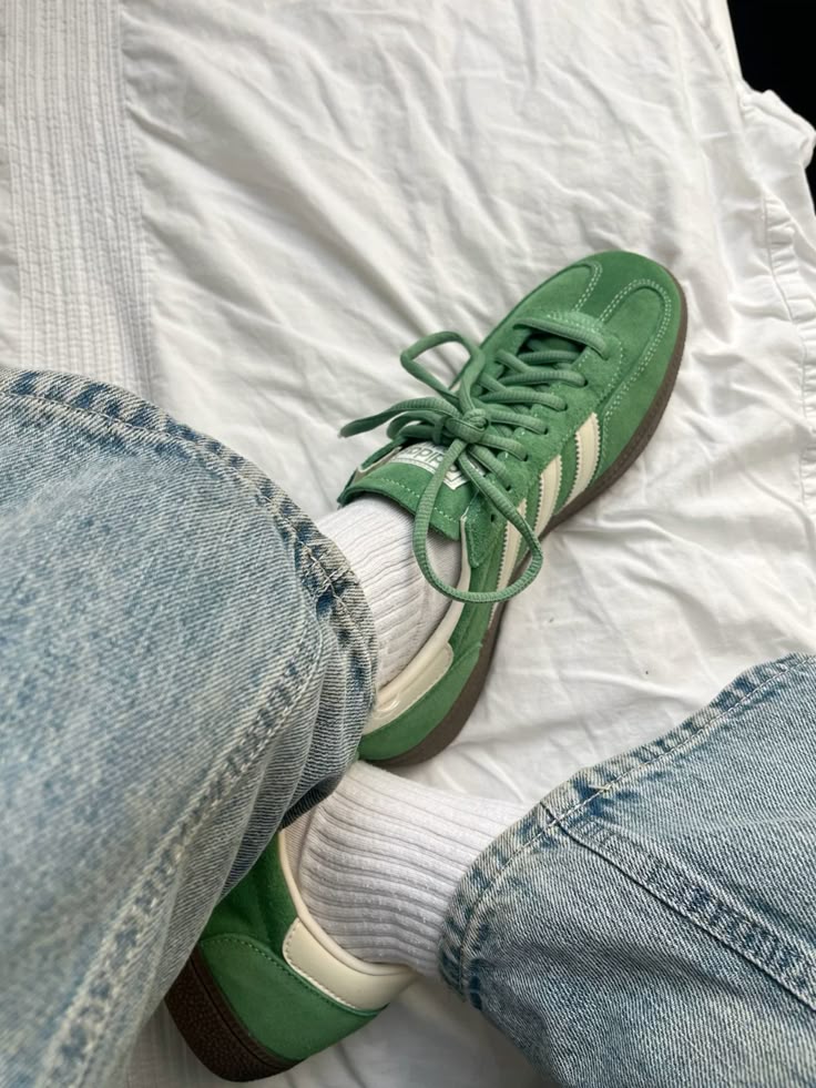 Adidas Handball Spezial Preloved Green White – tonglabel met wit Trefoil-logo en retro hieltab in wit leer