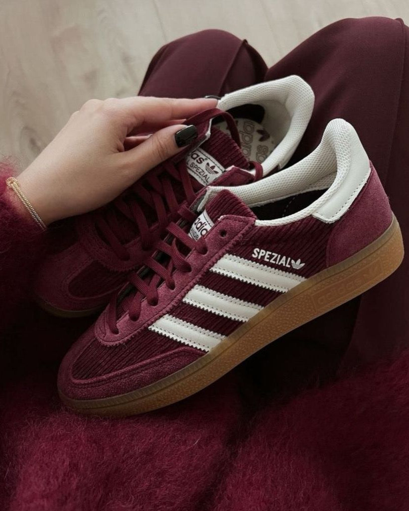 Adidas Handball Spezial Sporty & Rich Shadow Red – tonglabel met Trefoil-logo en co-branded hieltab in wit