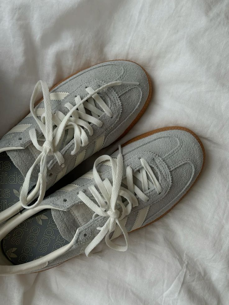 Adidas Handball Spezial Wonder Silver Gum – tonglabel met wit Trefoil-logo en hieltab in wit leer, retro afwerking