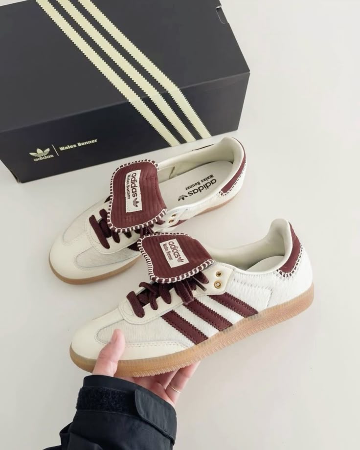 MN-SAMBA-WB-FB adidas Samba Nylon Wales Bonner Fox Brown – detail hieltab en tongue-label met Wales Bonner-branding