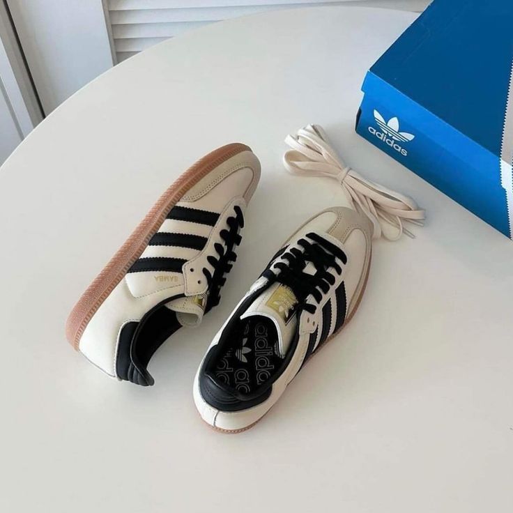 JS3942 adidas Samba OG Cream White Sand Strata – model draagt Normaal / True to size sneaker in casual streetwear look met tapered jeans