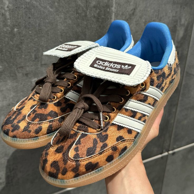 MN-SAMBA-PWB-LP adidas Samba Pony Wales Bonner Leopard – detail hieltab en tongue-label met Wales Bonner-branding