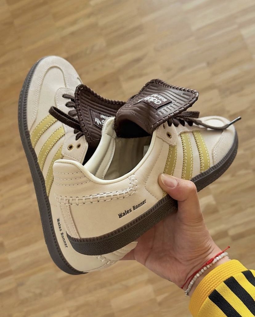 MN-SAMBA-WB-EB adidas Samba Wales Bonner Ecrtin Brown – model draagt Normaal / True to size sneaker in urbane styling met tapered jeans