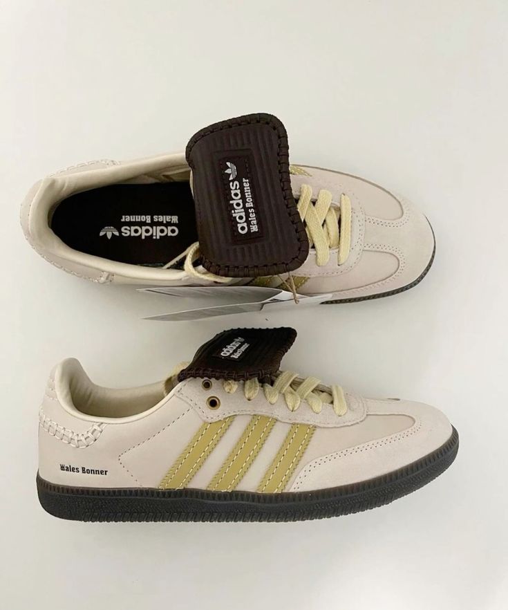 MN-SAMBA-WB-EB adidas Samba Wales Bonner Ecrtin Brown – detail hieltab en tongue-label met Wales Bonner-branding