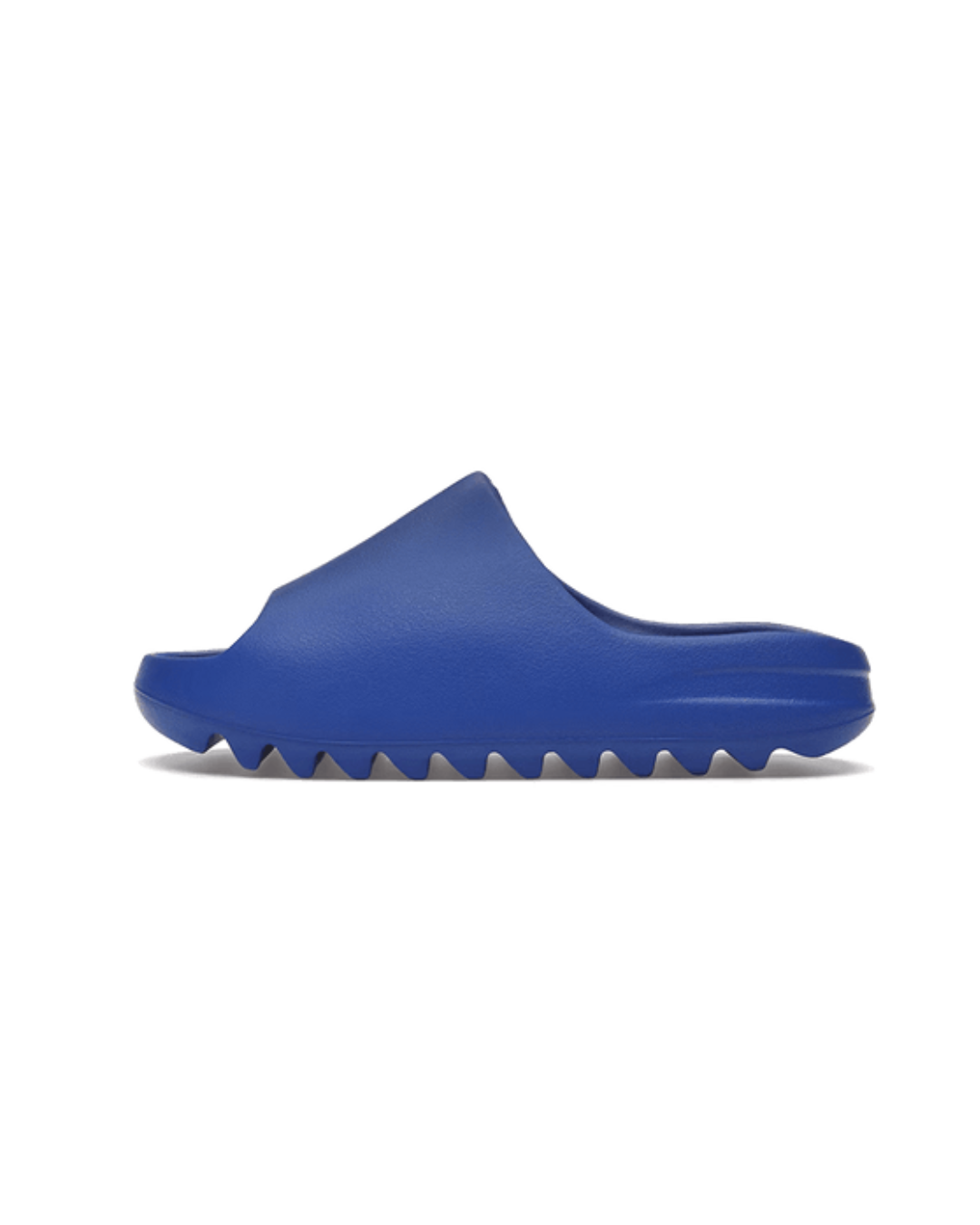 adidas Yeezy Slide Azure ID4132 – front view met helderblauwe EVA-structuur en gegolfde zool, strak en opvallend silhouet