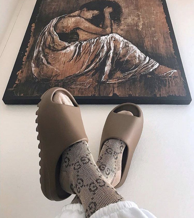Uit de doos: adidas Yeezy Slide Flax FZ5896 – monochrome foam upper met diepe ribbelzool en Yeezy-logo binnenin zichtbaar