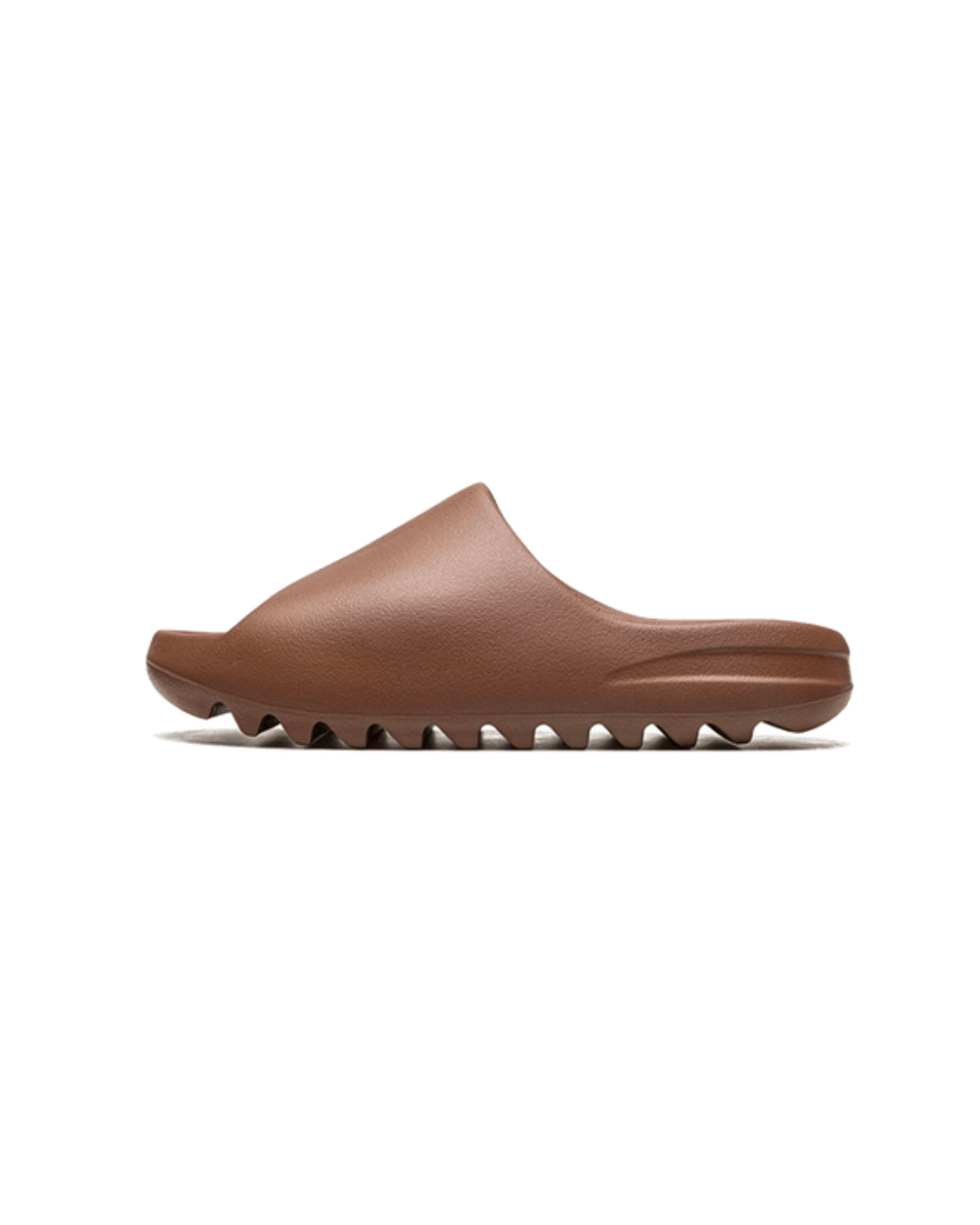 adidas Yeezy Slide Flax FZ5896 – front view met warme bruinbeige EVA-structuur en golvende zool in natuurlijk licht