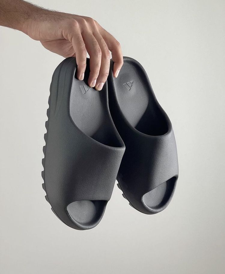 Uit de doos: adidas Yeezy Slide Granite ID4134 – monochroom foam ontwerp met Yeezy-logo zichtbaar aan binnenzijde
