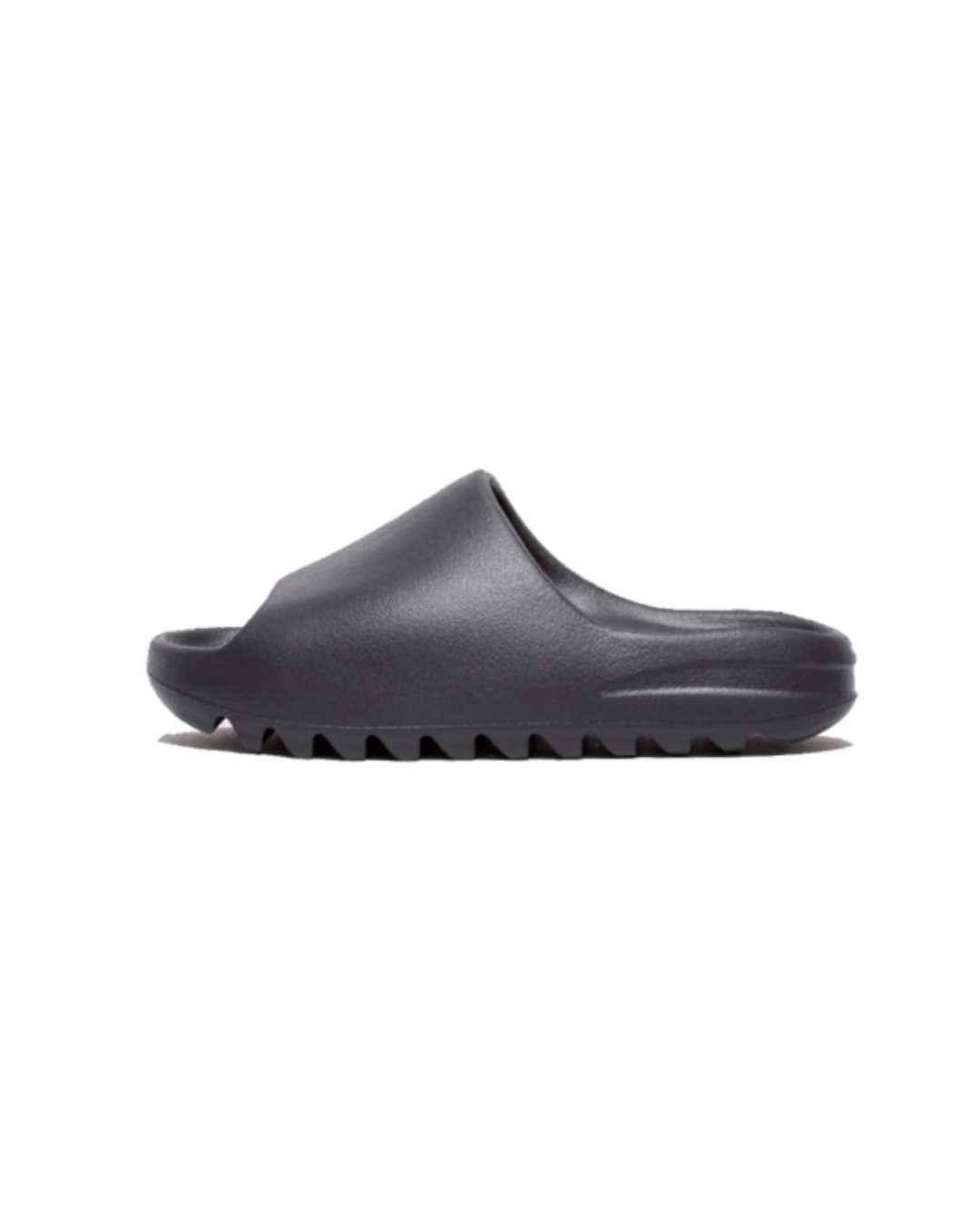 adidas Yeezy Slide Onyx HQ6448 – front view met diepzwarte EVA-structuur, gegolfde zool en cleane monochrome finish