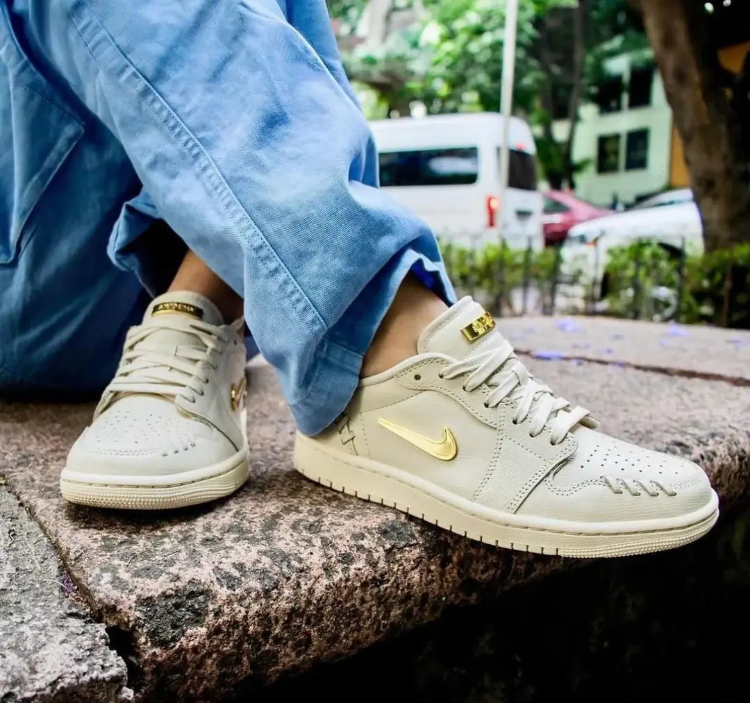 Detail van Air Jordan 1 Low Method of Make Legend Light Brown (SKU FN5032-200) met oversized baseball‑stitching op toebox en hieloverlay