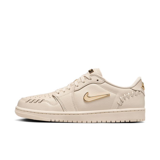 Air Jordan 1 Low Method of Make Legend Light Brown (SKU FN5032-200) – vooraanzicht met tonale lichtbruine lederen upper en metallic gold Swoosh