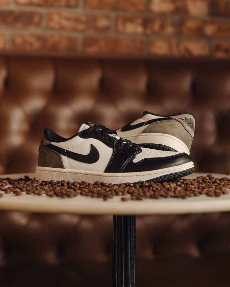 Detail van Air Jordan 1 Low OG Mocha (SKU CZ0790‑102) met zwart Swoosh, perforated toebox en Palomino suede munt‑airy panel