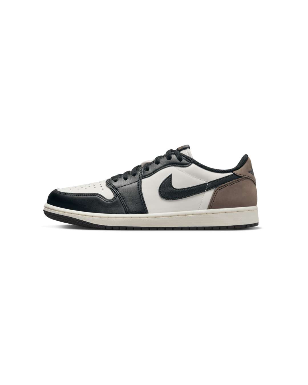 Air Jordan 1 Low OG Mocha (SKU CZ0790‑102) – vooraanzicht met witte leather upper, zwarte overlays en Palomino (Dark Mocha) nubuck hiel