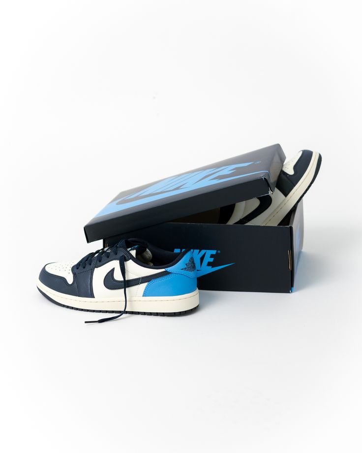Air Jordan 1 Low OG Obsidian UNC (SKU CZ0790‑400) – zicht op hiel met University Blue accent en stitched midsole