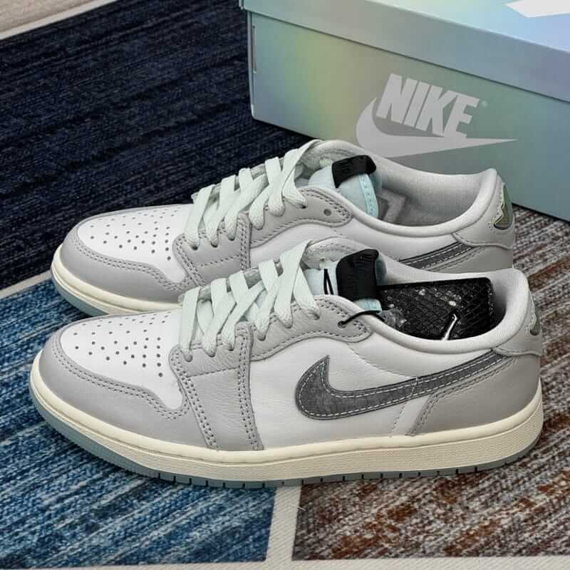 Detail van Air Jordan 1 Low OG Year of the Snake (SKU HF3144‑100) met ripstop snakeskin Swoosh en semi-transparante outsole