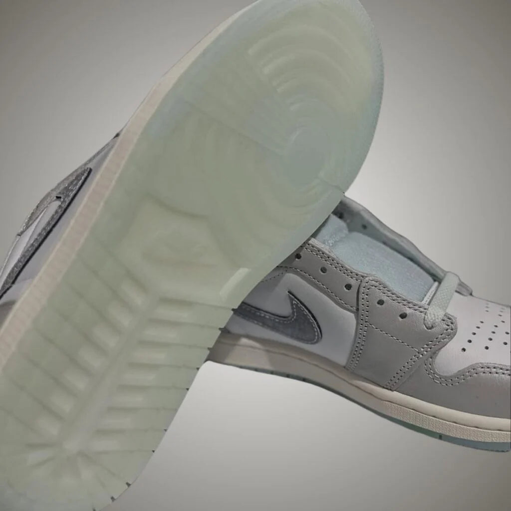 Air Jordan 1 Low OG Year of the Snake (SKU HF3144‑100) on‑foot gestyled met aged midsole en groene tongaccenten