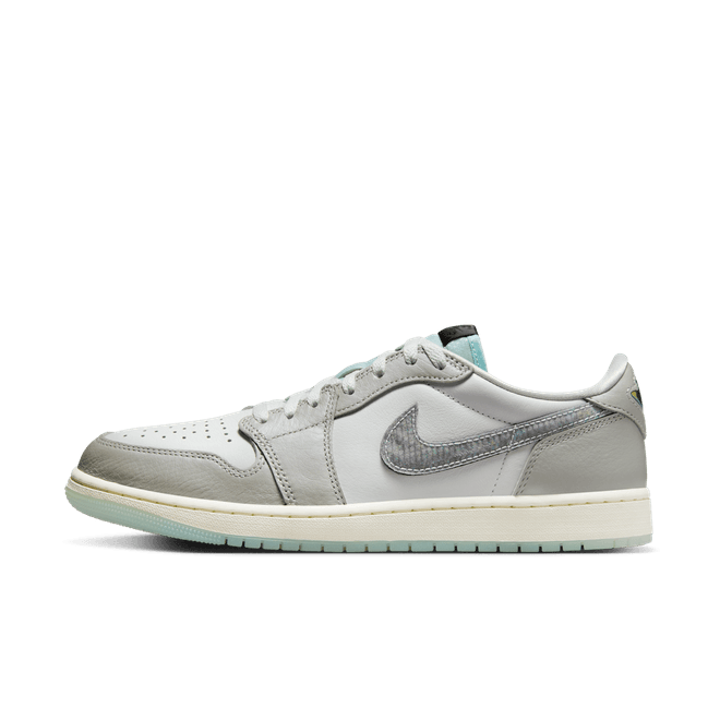 Air Jordan 1 Retro Low OG Year of the Snake (SKU HF3144‑100) – vooraanzicht met Summit White leren base en Photon Dust overlays met snakeskin‑textuur