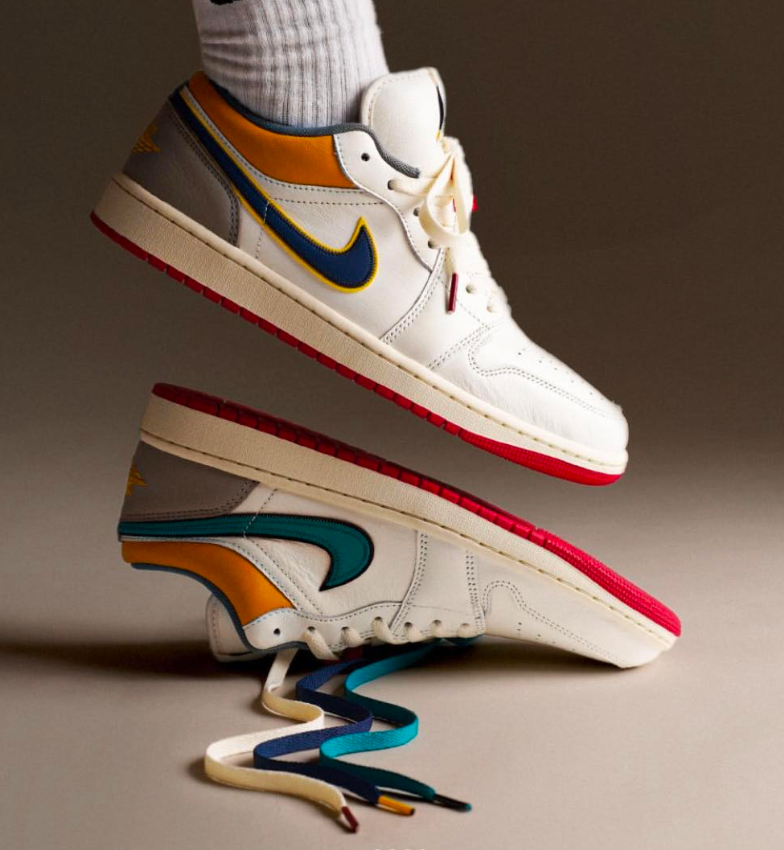 Air Jordan 1 Retro Low PRM Sail Cashmere (SKU HV4511‑133) on‑foot met mix van beige, taupe en rode outsole zichtbaar