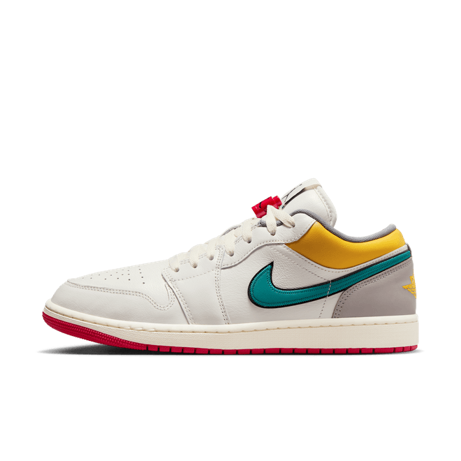 Air Jordan 1 Retro Low PRM Sail Cashmere (SKU HV4511‑133) – vooraanzicht met sail leren upper, mismatched dubbele Swooshes en golden collars