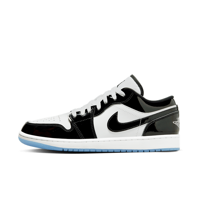 Air Jordan 1 Low SE Concord (SKU DV1309‑100) – vooraanzicht met witte leather upper en glanzende zwarte patent overlays