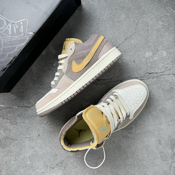 Detail van Air Jordan 1 Low SE Craft Inside Out (SKU DN1635‑100) met zicht op “23” stitching in oranje en exposed foam collars