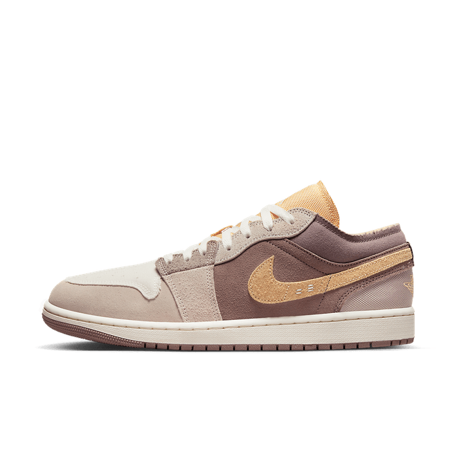 Air Jordan 1 Low SE Craft Inside Out (SKU DN1635‑100) – vooraanzicht met witte lederen upper en grijze suede overlay