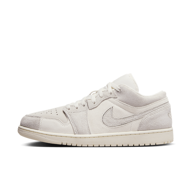 Air Jordan 1 Low SE Craft Pale Ivory (SKU FQ3055‑100) – vooraanzicht met Pale Ivory / Legend Light Brown leren upper en sail midsole