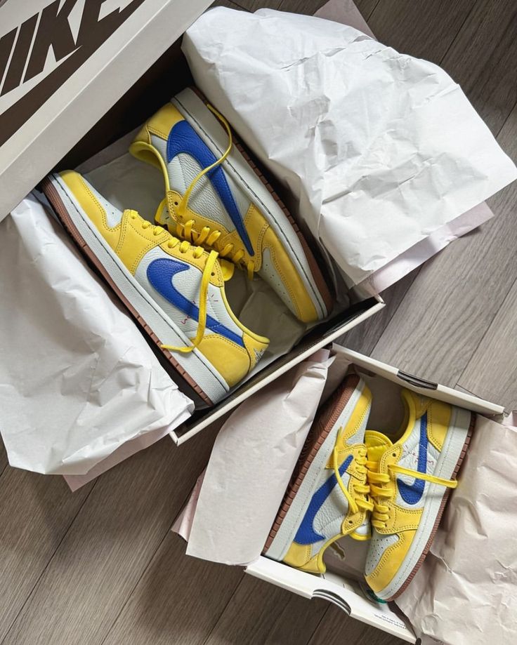 Detail van Air Jordan 1 Low OG Travis Scott Canary (SKU DZ4137‑700) met reversed Racer Blue Swoosh en Cactus Jack tonglabel