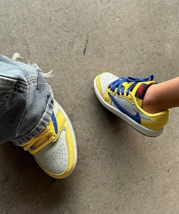 Air Jordan 1 Low OG Travis Scott Canary (SKU DZ4137‑700) on‑foot met casual denim en zichtbare gum medium brown outsole