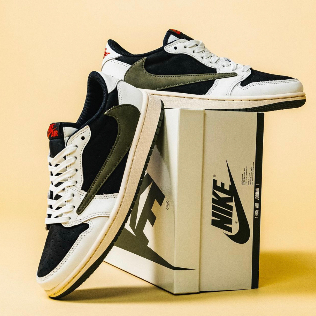 Detail van Air Jordan 1 Low OG Travis Scott Olive (SKU DZ4137‑106) met Cactus Jack tongue‑logo, olive suede Swoosh en sail overlays
