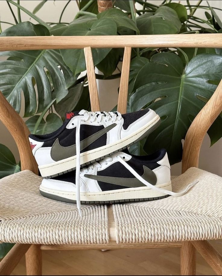 Air Jordan 1 Low OG Travis Scott Olive (SKU DZ4137‑106) on‑foot met casual denim, cooked midsole en olive rubber outsole