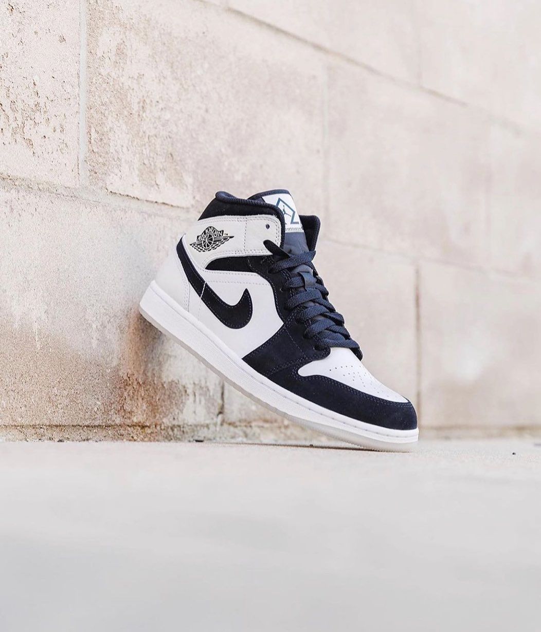 Air Jordan 1 Mid Carbon Fiber uit doos – combinatie van glans en structuur met zichtbare zool en All-Star label