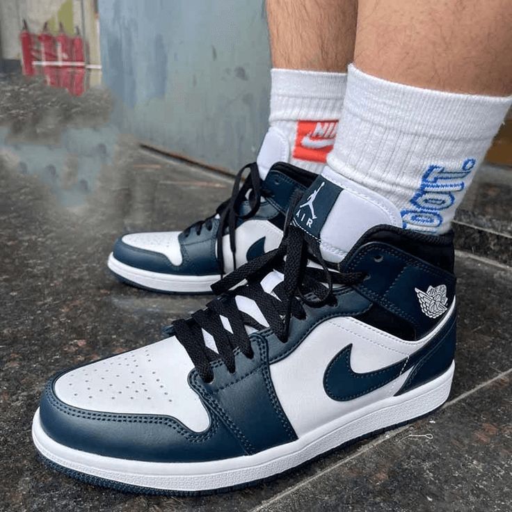 Air Jordan 1 Mid Armory Navy on‑feet – gedragen met cargobroek en crew socks; trendy, Instagram‑waardige Gen Z styling