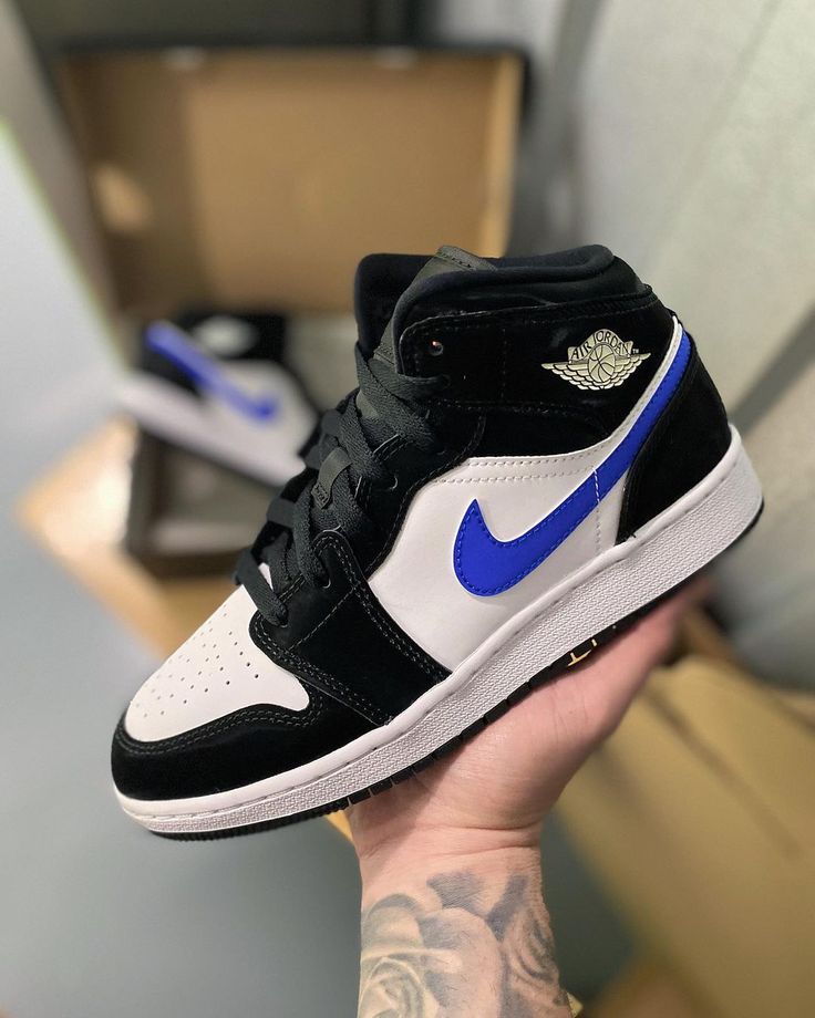 Originele zwarte Jordan-doos met label van Black Racer Blue colorway – maat, SKU en Nike-logo duidelijk zichtbaar