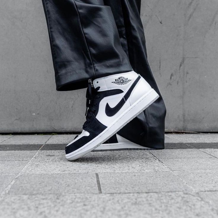 Meerdere Jordan 1 Mid Carbon Fiber sneakers op rij – glanzende afwerking onder studioverlichting, populaire keuze onder jongeren